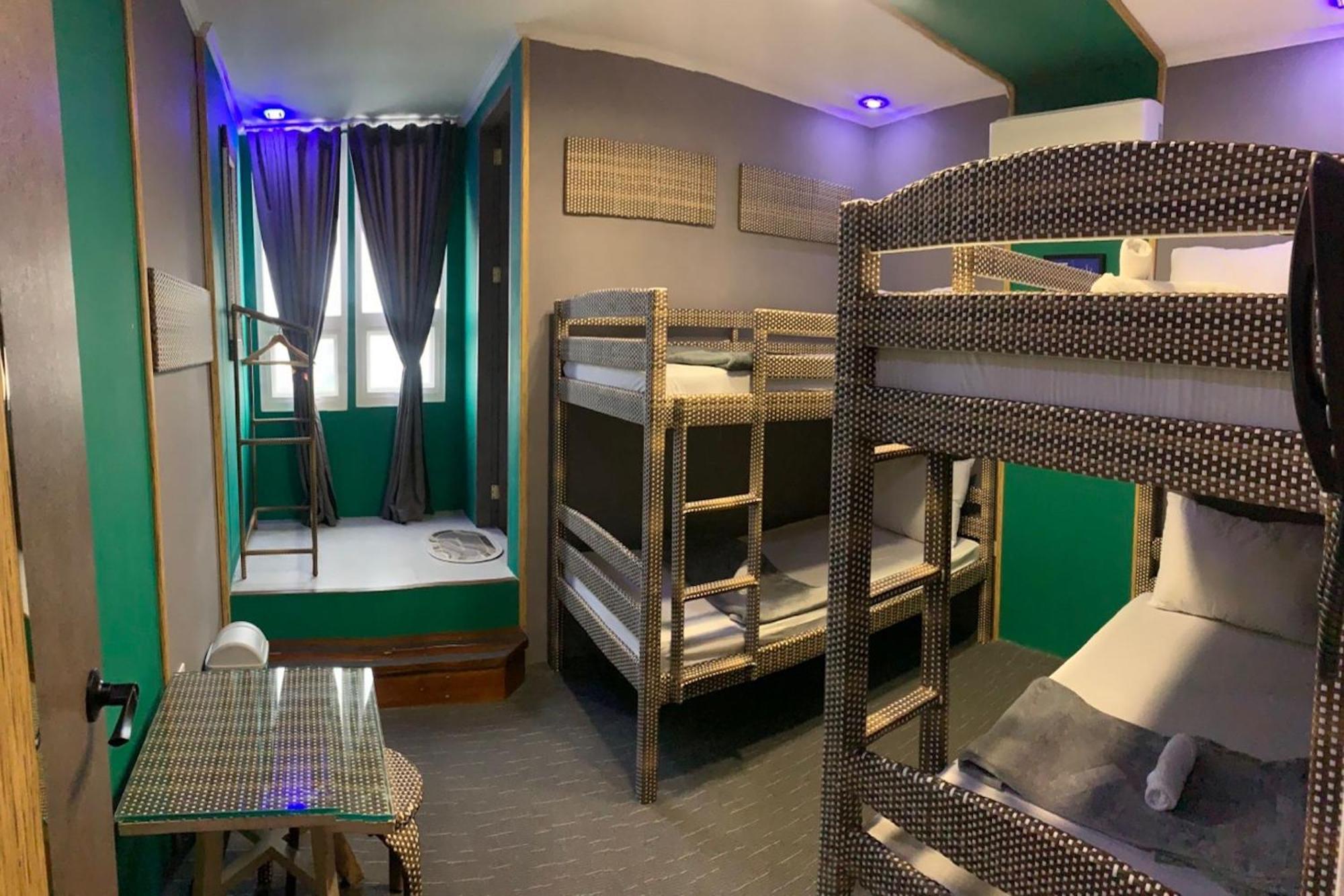 Attic Capsule Hotel Marigondon  Ngoại thất bức ảnh