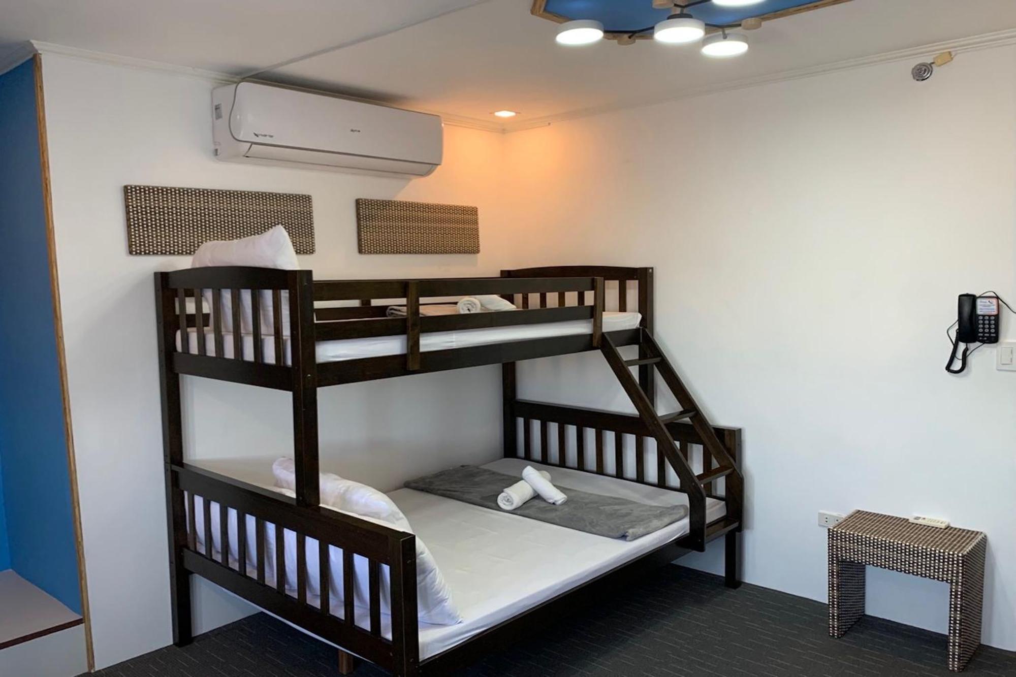 Attic Capsule Hotel Marigondon  Ngoại thất bức ảnh