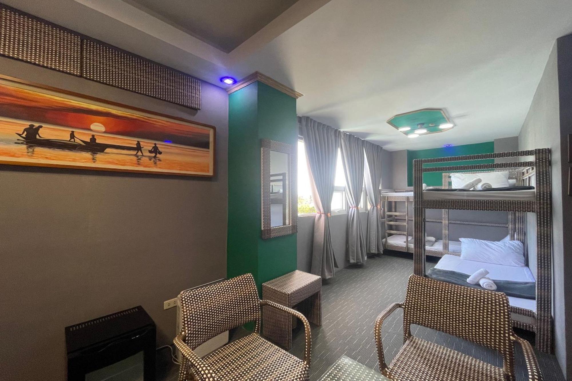 Attic Capsule Hotel Marigondon  Ngoại thất bức ảnh