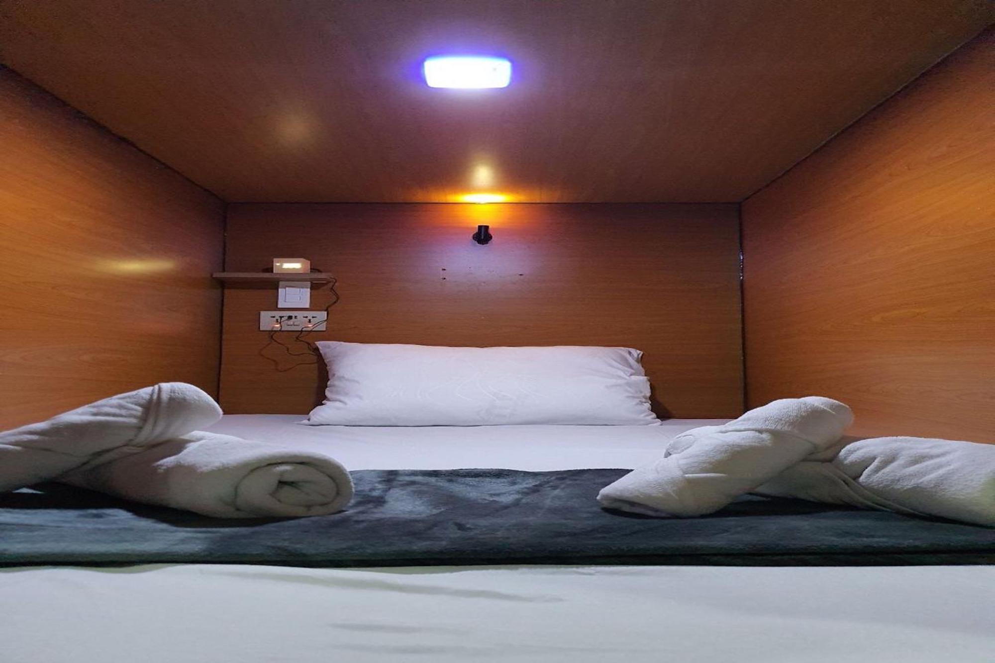 Attic Capsule Hotel Marigondon  Ngoại thất bức ảnh