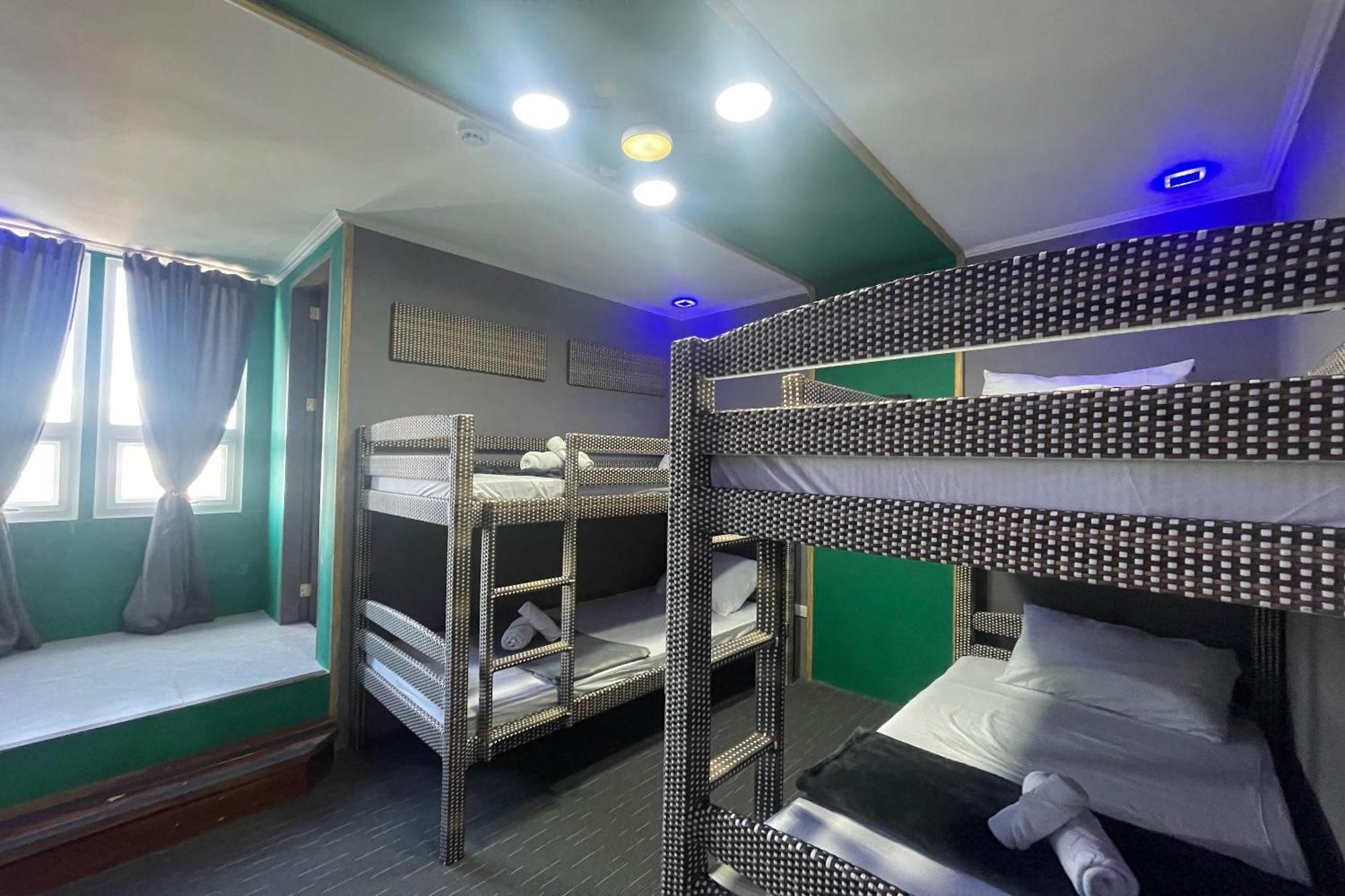 Attic Capsule Hotel Marigondon  Ngoại thất bức ảnh