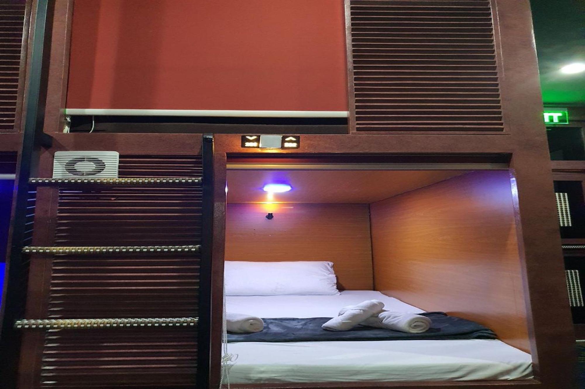Attic Capsule Hotel Marigondon  Ngoại thất bức ảnh