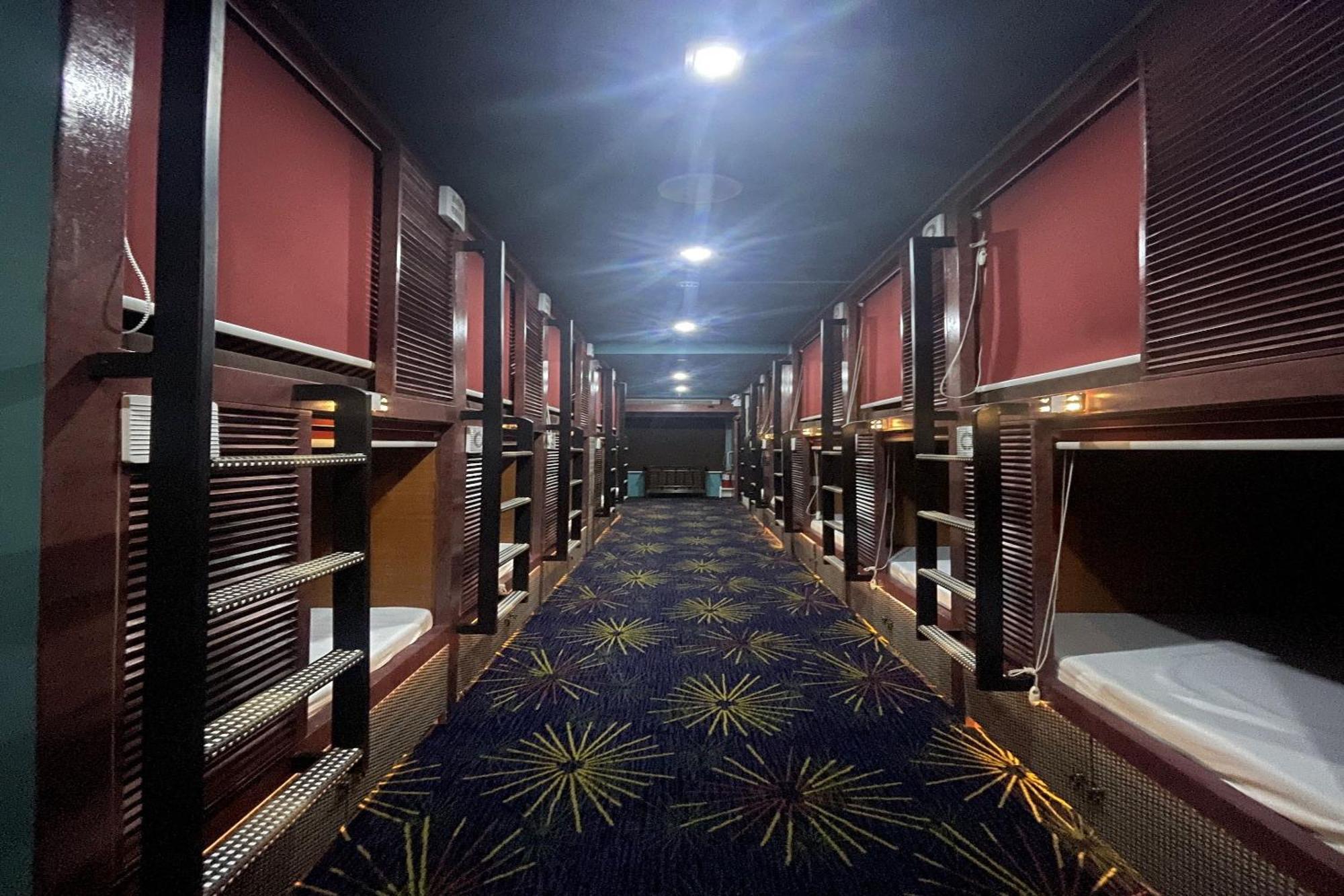 Attic Capsule Hotel Marigondon  Ngoại thất bức ảnh
