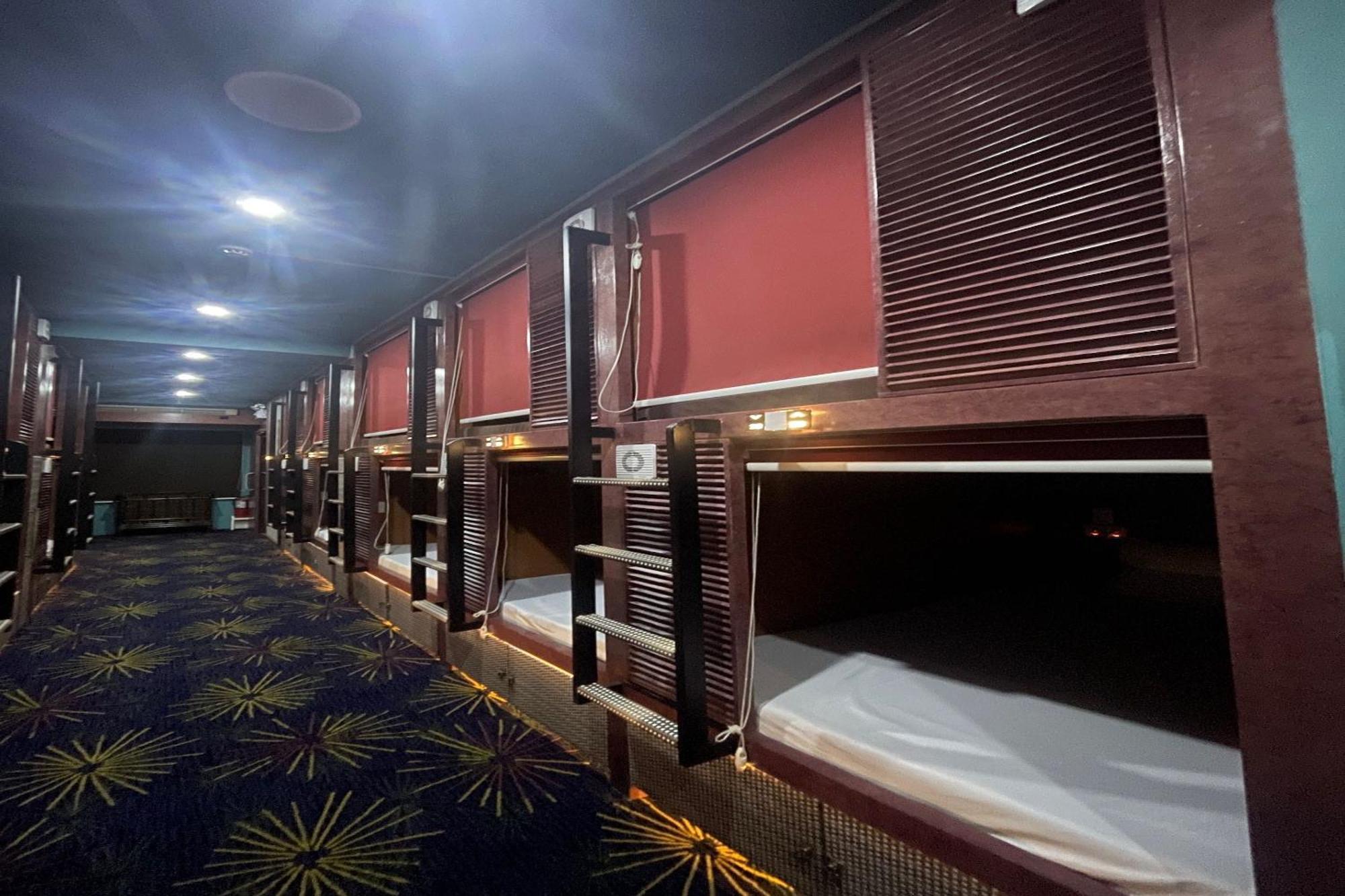 Attic Capsule Hotel Marigondon  Ngoại thất bức ảnh