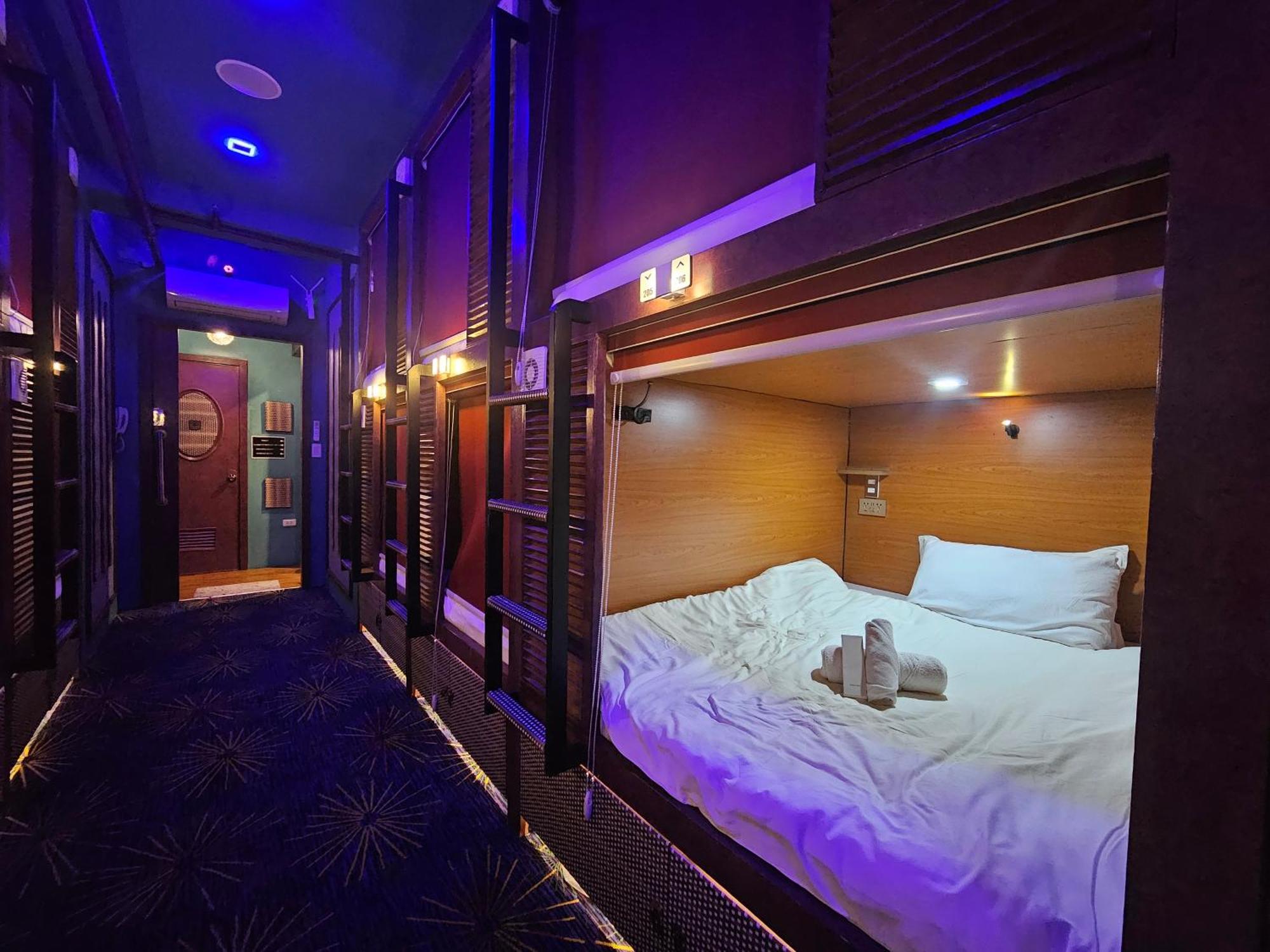 Attic Capsule Hotel Marigondon  Ngoại thất bức ảnh