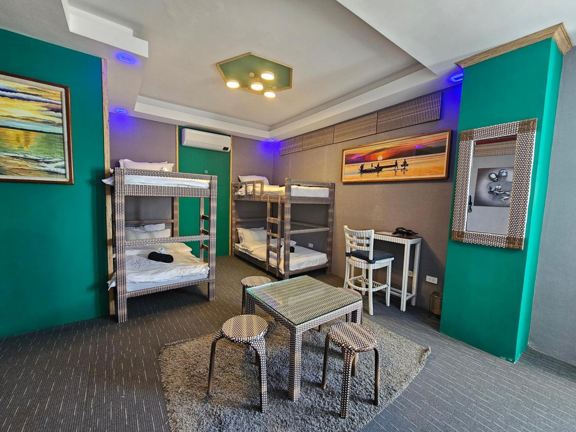 Attic Capsule Hotel Marigondon  Ngoại thất bức ảnh