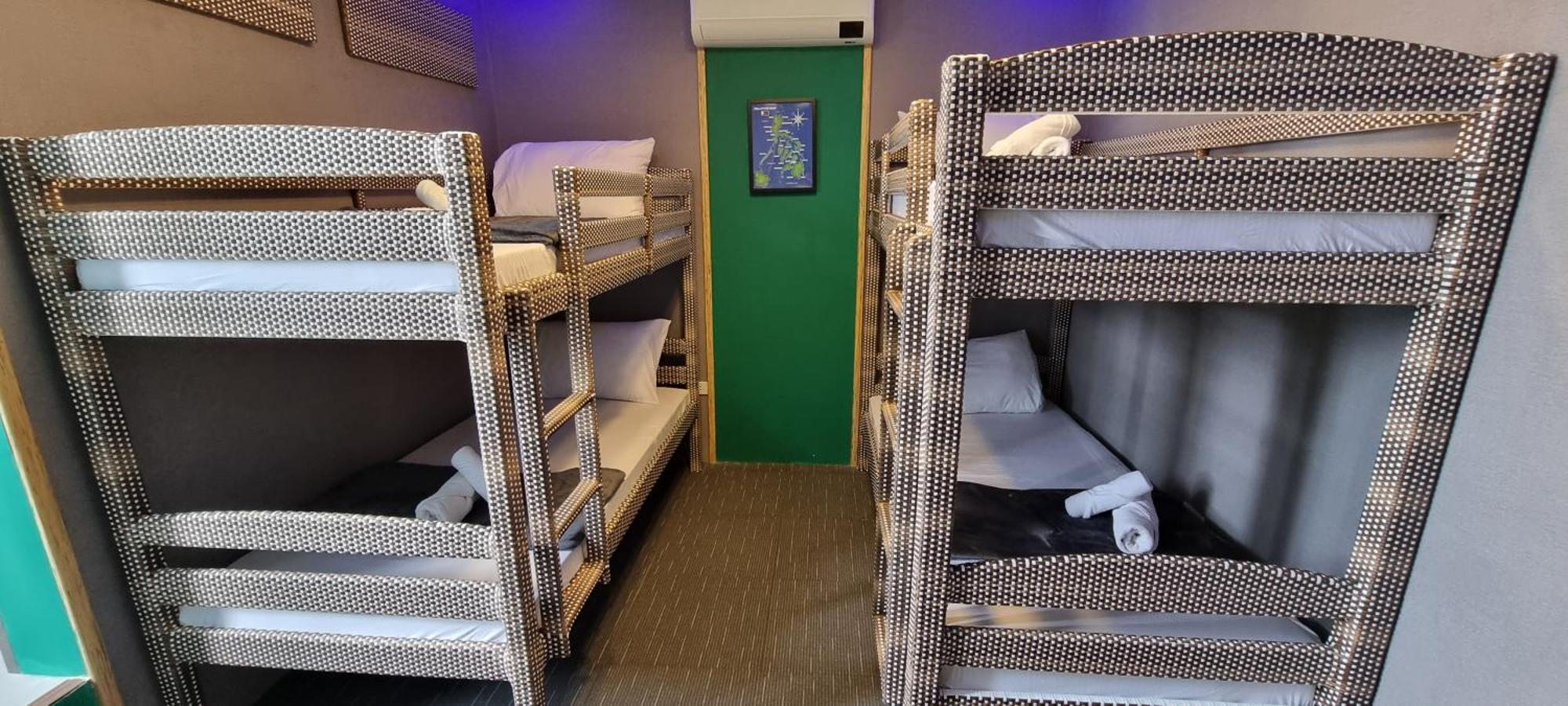 Attic Capsule Hotel Marigondon  Ngoại thất bức ảnh